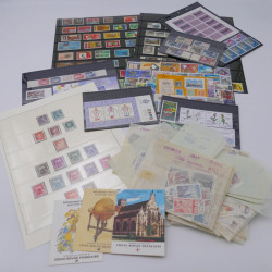 Vrac de timbres de France et monde en un carton.