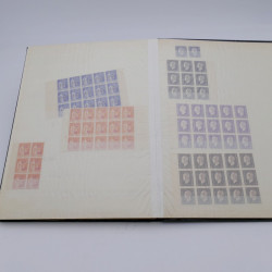 Vrac philatélique de timbres du monde en un carton.