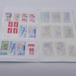 Vrac philatélique de timbres du monde en un carton.