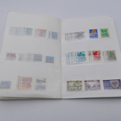 Vrac philatélique de timbres du monde en un carton.