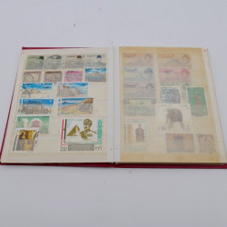 Vrac philatélique de timbres du monde en un carton.