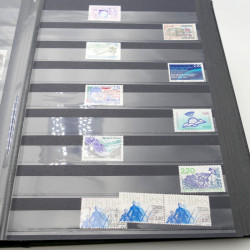 Vrac massif de timbres France et monde en 1 carton.