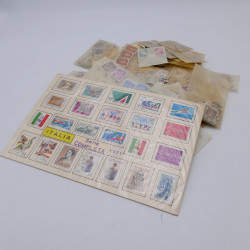 Vrac massif de timbres France et monde en 1 carton.