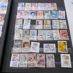 Vrac massif de timbres France et monde en 1 carton.