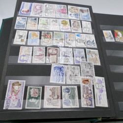 Vrac massif de timbres France et monde en 1 carton.