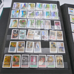 Vrac massif de timbres France et monde en 1 carton.