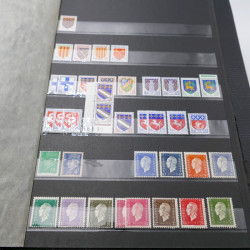 Vrac massif de timbres France et monde en 1 carton.