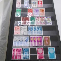 Vrac massif de timbres France et monde en 1 carton.