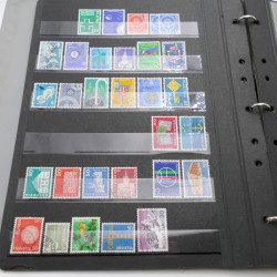 Vrac massif de timbres France et monde en 1 carton.