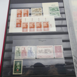 Lot de timbres de Sarre neufs et oblitérés en 2 albums.