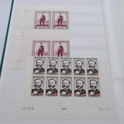 Lot de timbres de Sarre neufs et oblitérés en 2 albums.