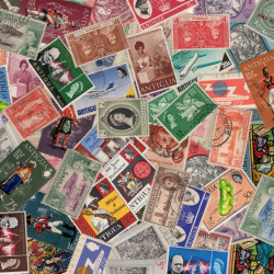Antigua 100 timbres de collection tous différents.