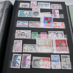 Vrac massif de timbres du monde en 1 carton.