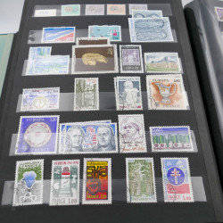 Vrac massif de timbres du monde en 1 carton.