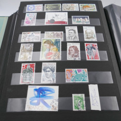 Vrac massif de timbres du monde en 1 carton.