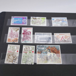 Vrac massif de timbres du monde en 1 carton.