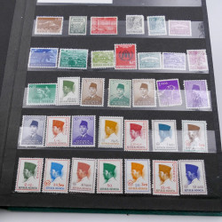 Vrac massif de timbres du monde en 1 carton.