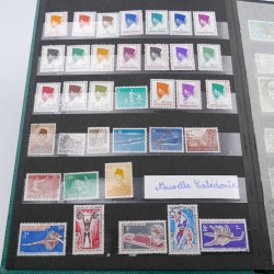 Vrac massif de timbres du monde en 1 carton.