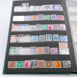 Vrac massif de timbres du monde en 1 carton.