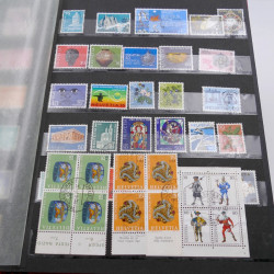 Vrac massif de timbres du monde en 1 carton.