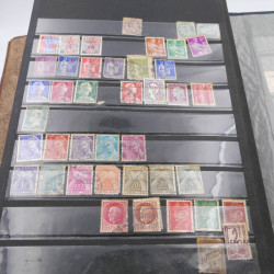 Vrac massif de timbres du monde en 1 carton.