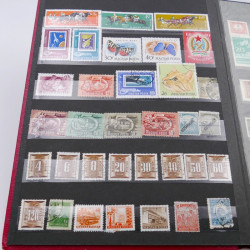 Vrac massif de timbres du monde en 1 carton.