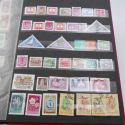 Vrac massif de timbres du monde en 1 carton.