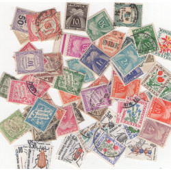 65 timbres-taxes de France tous différents en pochette.