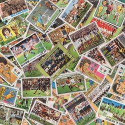 Footballeurs 100 timbres thématiques tous différents.
