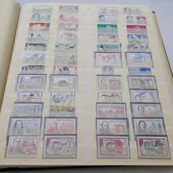 Vrac massif de timbres du monde en 1 carton.