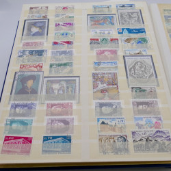 Vrac massif de timbres du monde en 1 carton.