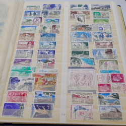 Vrac massif de timbres du monde en 1 carton.