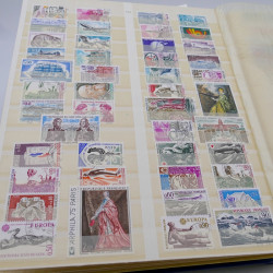 Vrac massif de timbres du monde en 1 carton.