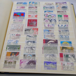 Vrac massif de timbres du monde en 1 carton.