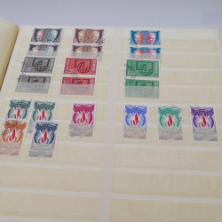 Vrac massif de timbres du monde en 1 carton.