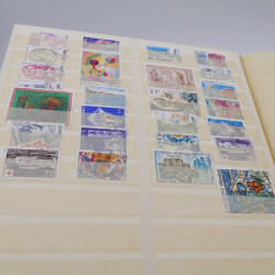 Vrac massif de timbres du monde en 1 carton.