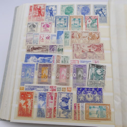 Vrac massif de timbres du monde en 1 carton.