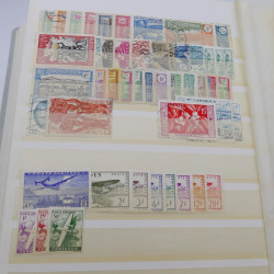 Vrac massif de timbres du monde en 1 carton.