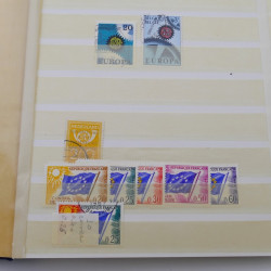 Vrac massif de timbres du monde en 1 carton.