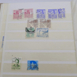 Vrac massif de timbres du monde en 1 carton.