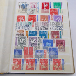 Vrac massif de timbres du monde en 1 carton.