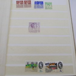 Vrac massif de timbres du monde en 1 carton.