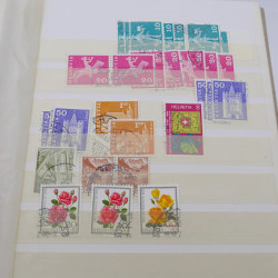 Vrac massif de timbres du monde en 1 carton.