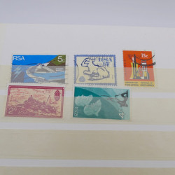 Vrac massif de timbres du monde en 1 carton.