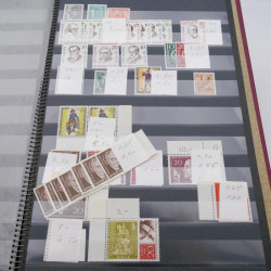 Vrac massif de timbres du monde en 1 carton.