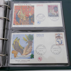 Vrac massif de timbres du monde en 1 carton.