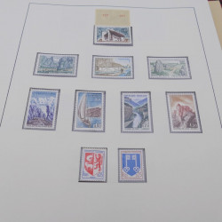 Collection timbres de France 1960-1977 neuf** en 2 albums Safe.