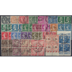 Lot de 25 timbres de France en bloc de 4 émis avant 1940.