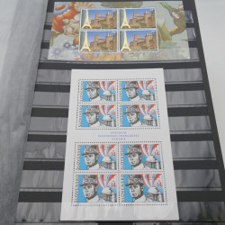 Lot de feuillets de timbres neufs du monde en un album.