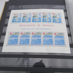 Lot de feuillets de timbres neufs du monde en un album.